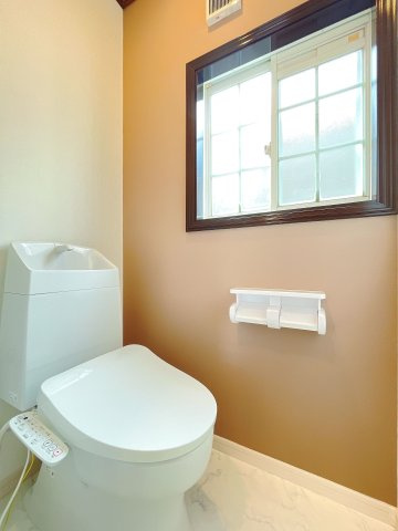 【トイレ】 | 糟屋郡志免町向ヶ丘１丁目 戸建て | いつも綺麗に清潔に！ウォッシュレット付きトイレです。窓も付いてるので空気の入れ替えも楽にできます