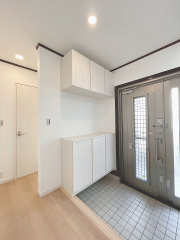 【玄関】 | 糟屋郡志免町向ヶ丘１丁目 戸建て | 収納力に優れた玄関でいつでも片付いた状態でお客様を迎えられます