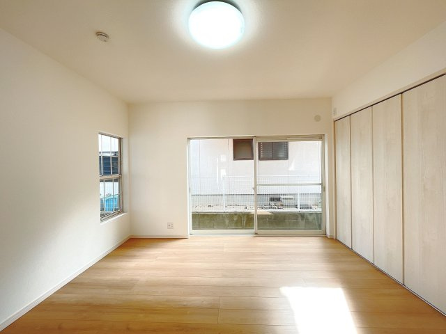 【洋室】 | 糟屋郡志免町向ヶ丘１丁目 戸建て | 1階の居室は和室から変更しました。壁一面クローゼットで収納力があるので、居住スペースは広く使えます