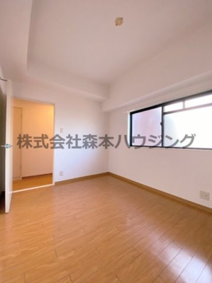 【洋室】 | 　ベルドミール | 落ち着いた色調の洋室です