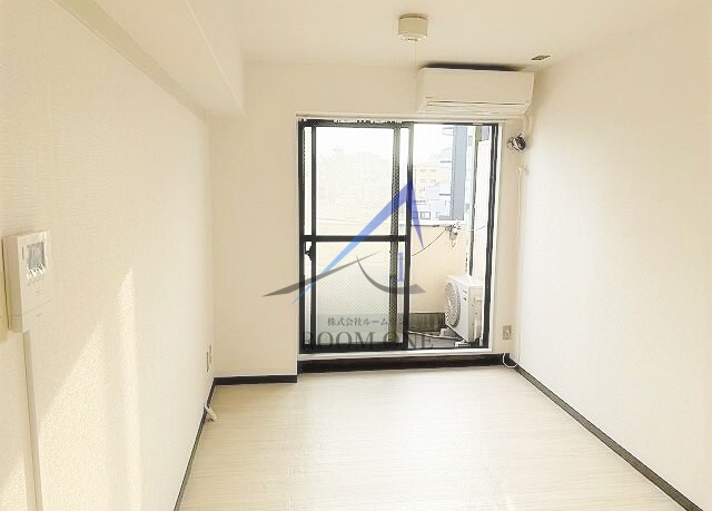 フラッツ１００の居間・リビング|洋室のお部屋です。