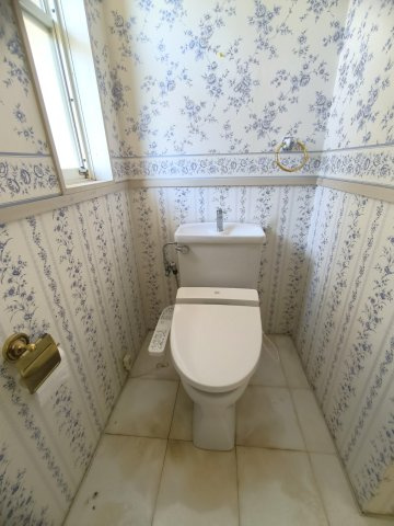 海まで徒歩７分！隠れ家カフェも可能な店舗併用住宅のトイレ