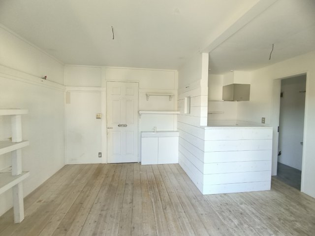 海まで徒歩７分！隠れ家カフェも可能な店舗併用住宅の居間・リビング