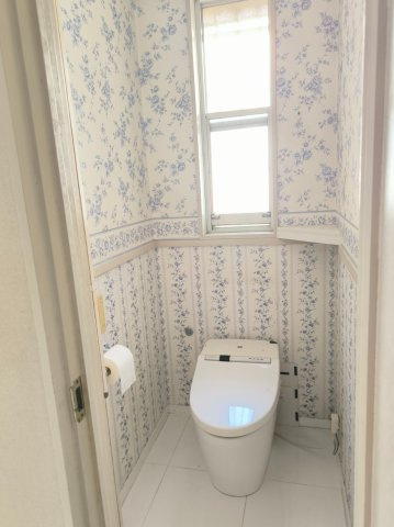 海まで徒歩７分！隠れ家カフェも可能な店舗併用住宅のトイレ