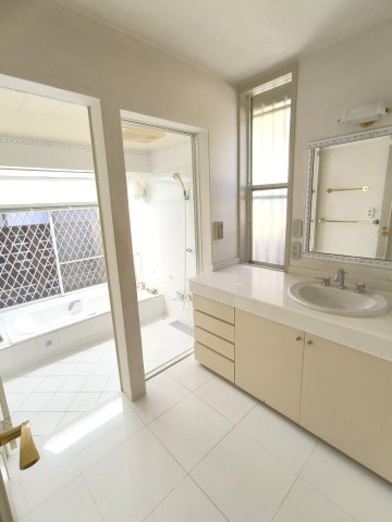 海まで徒歩７分！隠れ家カフェも可能な店舗併用住宅の洗面所