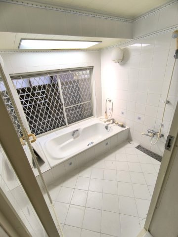 海まで徒歩７分！隠れ家カフェも可能な店舗併用住宅の浴室