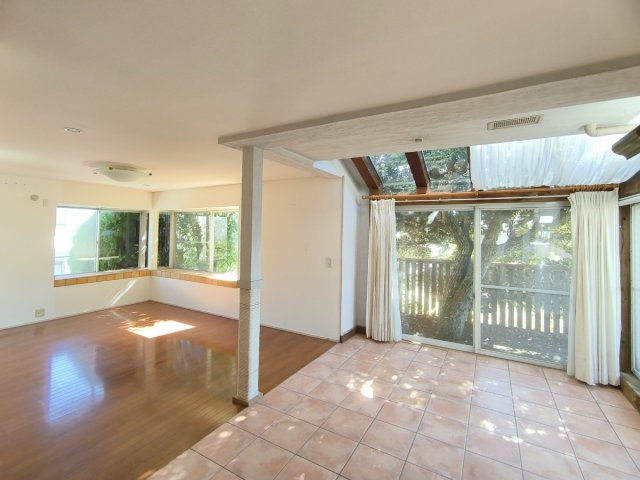 海まで徒歩７分！隠れ家カフェも可能な店舗併用住宅の居間・リビング