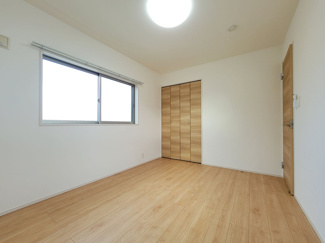 【洋室】 | 甲斐市篠原 2017年築オール電化 中古戸建 南東角地 車3台 | 2階北側洋室6帖　南側に窓あり