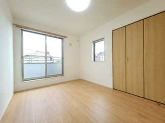 【和室】 | 甲斐市篠原 2017年築オール電化 中古戸建 南東角地 車3台 | 2階南側6帖洋室　バルコニーへのアクセス可能