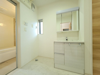 【独立洗面台】 | 甲斐市篠原 2017年築オール電化 中古戸建 南東角地 車3台 | 洗面室も広々　収納あり