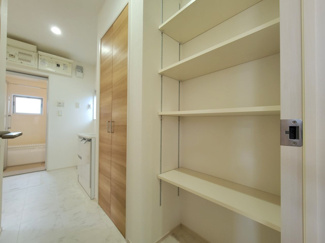 【洗面所】 | 甲斐市篠原 2017年築オール電化 中古戸建 南東角地 車3台 | 洗面室収納　タオルなどの収納に