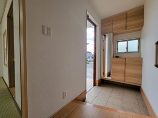 【玄関】 | 甲斐市篠原 2017年築オール電化 中古戸建 南東角地 車3台 | 窓付き・下駄箱・姿見付きの玄関