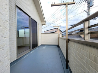 【バルコニー】 | 甲斐市篠原 2017年築オール電化 中古戸建 南東角地 車3台 | ワイドで奥行きのある日当たりの良いバルコニー