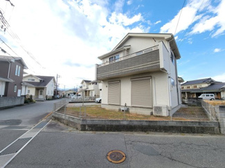 【外観】 | 甲斐市篠原 2017年築オール電化 中古戸建 南東角地 車3台 | 現在空家の為、随時ご見学可能です。お気軽にお問合せください。