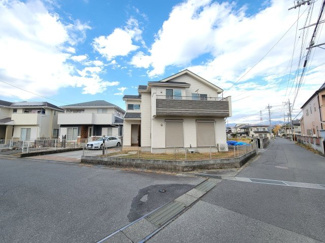 【外観】 | 甲斐市篠原 2017年築オール電化 中古戸建 南東角地 車3台 | 甲斐市篠原 2017年築オール電化 中古戸建 南東角地 車3台