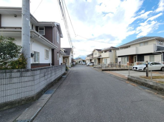 【周辺】 | 甲斐市篠原 2017年築オール電化 中古戸建 南東角地 車3台 | 南側の前面道路　幅員6.0ｍで車庫入れも楽々