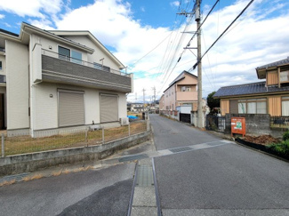 【前面道路含む現地写真】 | 甲斐市篠原 2017年築オール電化 中古戸建 南東角地 車3台 | 東南側前面道路