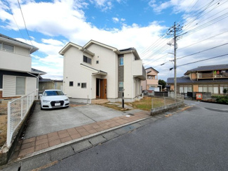 【外観】 | 甲斐市篠原 2017年築オール電化 中古戸建 南東角地 車3台 | カースペースは3台分+お庭付き