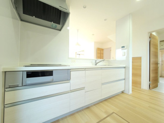 【キッチン】 | 甲斐市篠原 2017年築オール電化 中古戸建 南東角地 車3台 | 吊戸棚レスで明るいキッチンです。