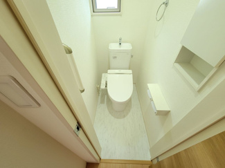 【トイレ】 | 甲斐市篠原 2017年築オール電化 中古戸建 南東角地 車3台 | 1階トイレ　ウォシュレット・小物入れ・手すり付き