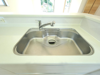 【キッチン】 | 甲斐市篠原 2017年築オール電化 中古戸建 南東角地 車3台 | 浄水器一体型水栓付きシンク