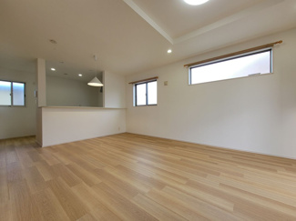 【居間・リビング】 | 甲斐市篠原 2017年築オール電化 中古戸建 南東角地 車3台 | 18帖の広々リビング　折り上げ天井仕様で更に開放感あり