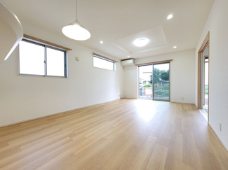 【居間・リビング】 | 甲斐市篠原 2017年築オール電化 中古戸建 南東角地 車3台 | 撮影時は少し曇天模様でしたが、明るい室内でした。