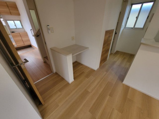 【居間・リビング】 | 甲斐市篠原 2017年築オール電化 中古戸建 南東角地 車3台 | リビングにはカウンターあり