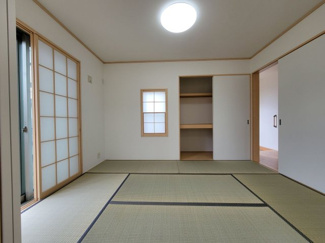  | 甲斐市篠原 2017年築オール電化 中古戸建 南東角地 車3台 | リビング隣接の6帖和室　最近6帖の和室が有る建物が少なくなってきました。