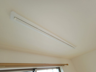 【洋室】 | 甲斐市篠原 2017年築オール電化 中古戸建 南東角地 車3台 | 2階8帖洋室の格納式物干し