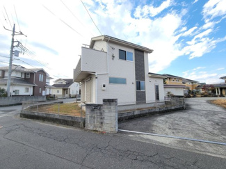 【外観】 | 甲斐市篠原 2017年築オール電化 中古戸建 南東角地 車3台 | 東側より建物を撮影