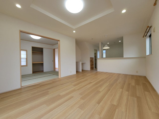 【居間・リビング】 | 甲斐市篠原 2017年築オール電化 中古戸建 南東角地 車3台 | 18帖の南に面する明るいリビング　リフォーム済