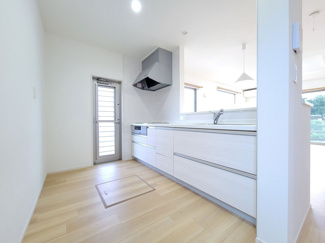 【キッチン】 | 甲斐市篠原 2017年築オール電化 中古戸建 南東角地 車3台 | 人造大理石トップのキッチン　御勝手口付