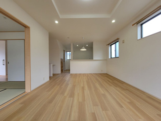 【居間・リビング】 | 甲斐市篠原 2017年築オール電化 中古戸建 南東角地 車3台 | 18帖リビング　内装リフォーム済み