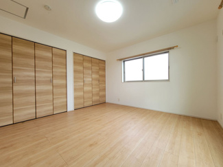 【洋室】 | 甲斐市篠原 2017年築オール電化 中古戸建 南東角地 車3台 | 2階洋室8帖　二か所のクローゼット