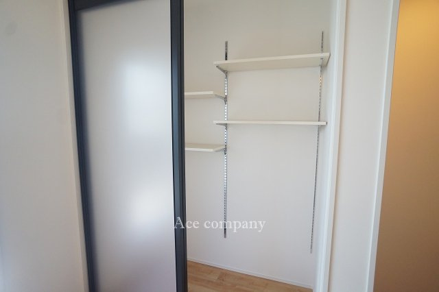 【収納】 | 八尾市高美町2丁目 | リビングにあるスリガラス調のパネルがお洒落な収納です♪