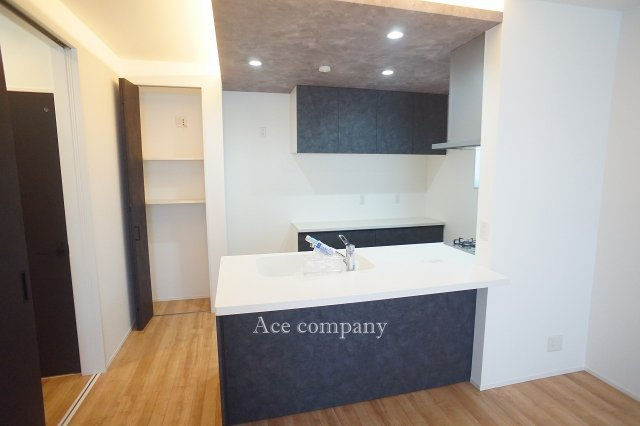 【キッチン】 | 八尾市高美町2丁目 | スッキリとした天板一体型カウンターキッチン♪上部はポイントの折り下げ天井に間接照明付きです☆