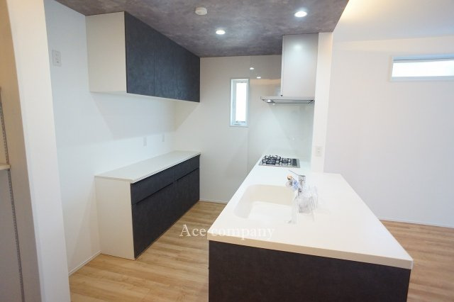 【キッチン】 | 八尾市高美町2丁目 | キッチン背面にパントリー（収納）とカップボード付きで収納充実です♪