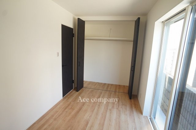 【子供部屋】 | 八尾市高美町2丁目 | 【1階：洋室5.2帖】クローゼット完備♪クローゼット内に床下収納付きです♪