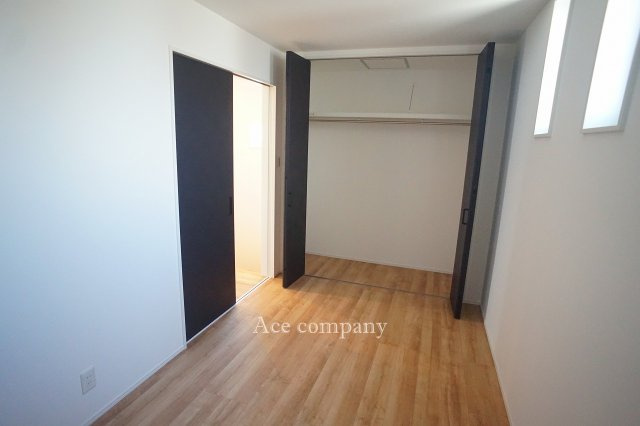 【子供部屋】 | 八尾市高美町2丁目 | 【3階：洋室5.2帖】クローゼット完備です♪
