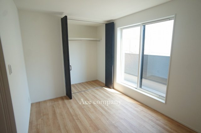【寝室】 | 八尾市高美町2丁目 | 【3階：洋室6帖】バルコニーに面したお部屋です☆クローゼット完備♪
