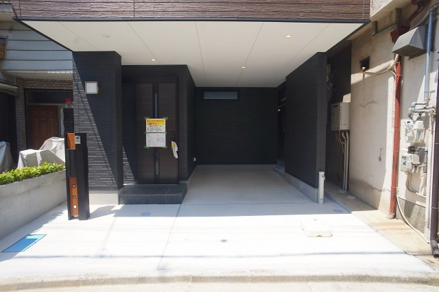 【駐車場】 | 八尾市高美町2丁目 | 玄関前のアプローチに駐輪スペース確保できます♪車庫内に水栓完備です☆