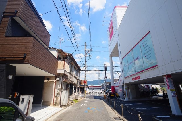 【前面道路含む現地写真】 | 八尾市高美町2丁目 | お買い物便利♪小・中学校、安心の徒歩4分圏内です♪
