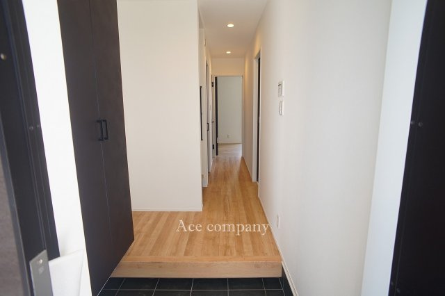 【玄関】 | 八尾市高美町2丁目 | 大容量、ミラー付きトールサイズのシューズボックス完備♪廊下に階段下収納もあります♪