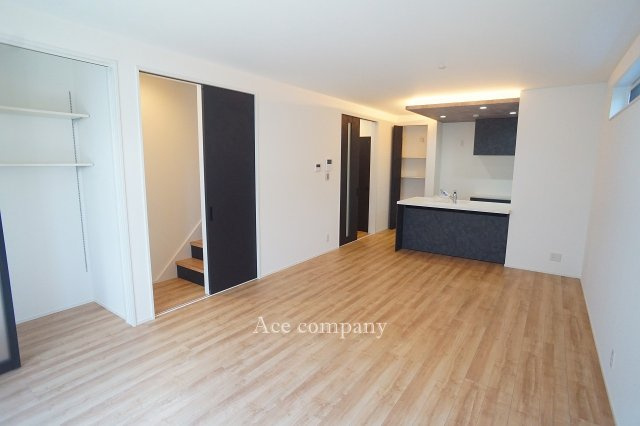 【居間・リビング】 | 八尾市高美町2丁目 | 【LDK：17.75帖】床暖房完備です☆