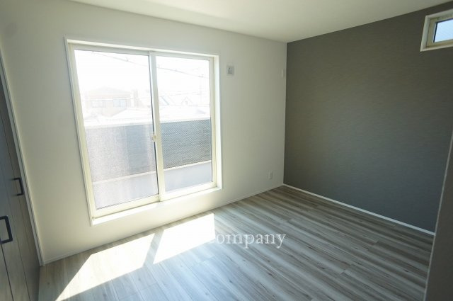 【寝室】 | 八尾市南植松町5丁目 | 【3階：洋室7帖】バルコニーに面したお部屋です☆