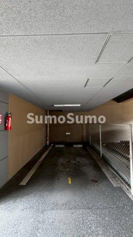 ロマネスク日赤通りの駐車場