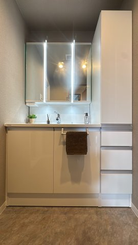 【独立洗面台】 | 門司ミッドエア☆仲介手数料無料☆ | 【三面鏡タイプ】鏡裏収納付きで洗面周りもスッキリ。忙しい朝の身支度をスムーズにする、機能性とデザイン性を両立した独立洗面台です。