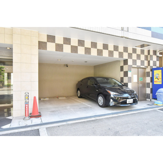 ウインズコート西中島の駐車場