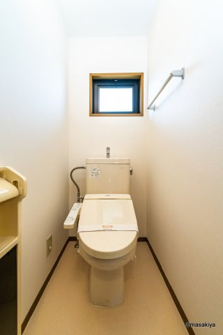 ロイヤル・ウイング　Bのトイレ|トイレ　ウォシュレット付き。